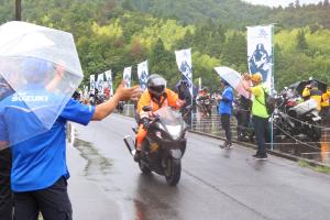 見送りされる隼ライダー