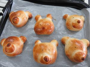 焼きたてのパンの写真
