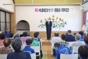 あいさつする丸山委員長