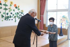 「ぶらっとエイジレス賞」を受賞する参加者