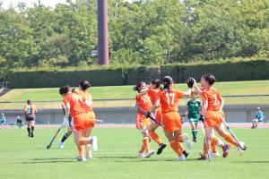 得点を決め、喜ぶ八頭高校女子ホッケー部の選手たち