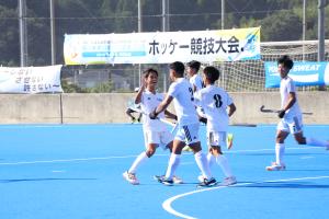 初戦で得点を決め、喜ぶ八頭高校男子ホッケー部の選手たち