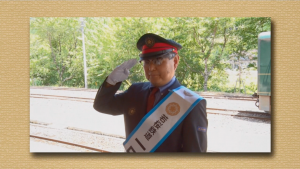 敬礼の場面
