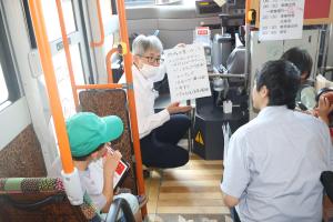 運転手の説明を聞く参加者
