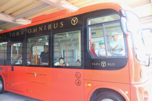 運転席で操作体験をする親子