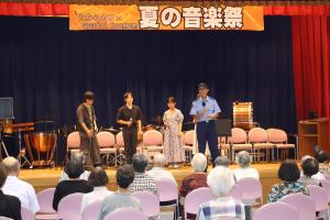 特殊詐欺被害防止や交通安全について呼びかけを行う三浦警部補