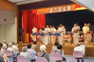 鳥取県警察音楽隊に拍手を送る来場者