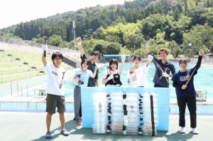 完成間近のいかだと参加者の記念写真