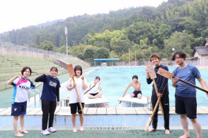 完成したいかだと参加者の記念写真