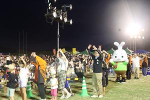 「八頭町音頭」を一緒に踊るやずぴょん