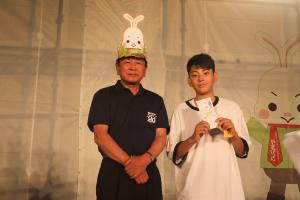 きらめき第抽選会で景品を手にする参加者