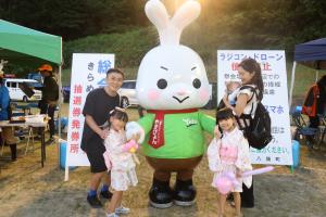 バルーンを手にやずぴょんと記念撮影をする家族
