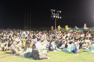 多くの人で賑わう会場