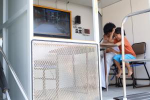起震車体験をする親子