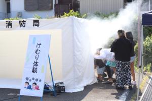けむり体験をする家族