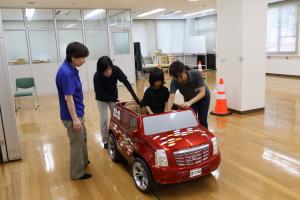 バッテリーカー乗車体験をする子ども