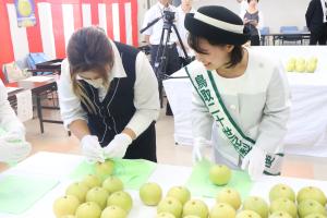 選果したないを包装する関係者