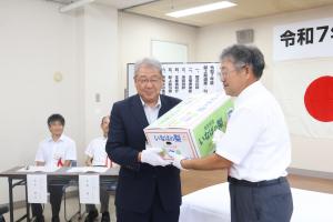 献上する梨を県の代表者に引き渡す様子
