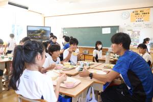 給食を食べながら交流する選手と児童たち①