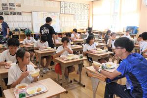 給食を食べながら交流する選手と児童たち②