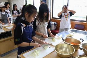 昼食作りで野菜を切る子ども達