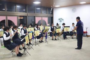 演奏を披露する八頭高校吹奏楽部