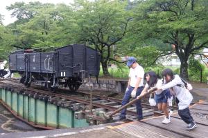 転車台の回転体験を行う子ども達