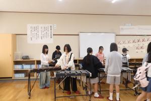 郡家西小学校の音楽室を見学する子どもたち