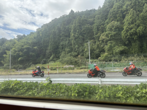 沿線を走るオレンジ色の隼バイク