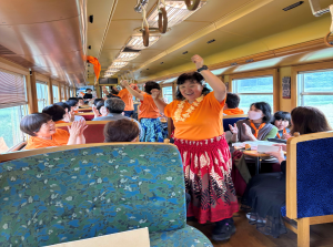列車内でフラダンスをおどる様子