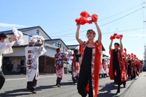 花笠踊りをする郡家中北区の踊り子
