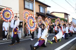 傘踊りをする郡家東区の踊り子