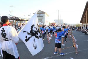 郡家駅前で一斉踊りをする郡家東区の踊り子