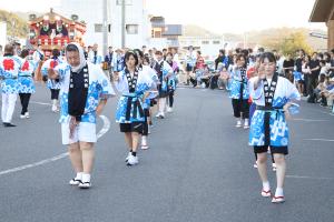 手踊りをする郡家西区の踊り子
