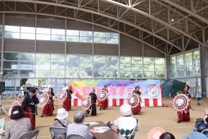 曉（あかつき）の傘踊りパフォーマンス