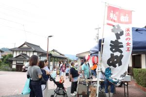 やまめの塩焼きを購入する来場者
