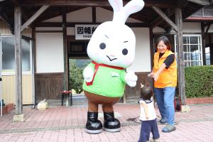 やずぴょんの登場に喜ぶ子ども