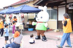 やずぴょんとじゃんけん対決をする子どもたち