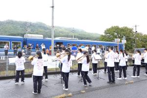 八頭高校吹奏楽部「YAZU STORKS」の演奏を聴く乗客たち