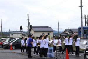 観光列車「あめつち」を見送る 八頭高校吹奏楽部「YAZU STORKS」の部員たち