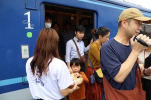 輝太郎柿を試食する乗客