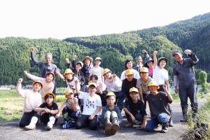 稲刈りを終えた後の記念写真