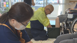 足湯で話を聞いている様子