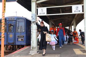 郡家駅で降車する参加者たち