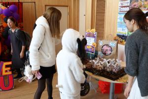 やずぴょんカップに入ったお菓子をもらう子ども