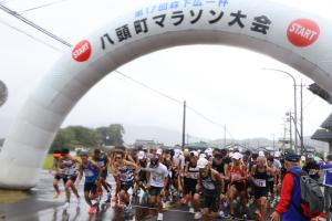 スタート地点から勢いよく走りだす選手たち