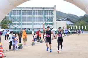 仲良くゴールする選手たち