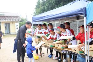 大根をもらう親子