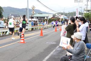 沿道から声援を送る地域の人たち
