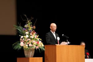 式辞を述べる岡田校長
